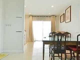 Casa adosada en alquiler de 3 habitaciones en Suan Luang, Bangkok
