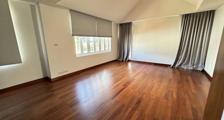 For rent 4 bedrooms villa in Watthana, Bangkok