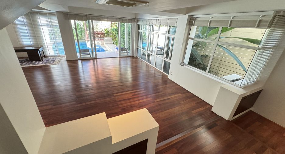 For rent 4 bedrooms villa in Watthana, Bangkok