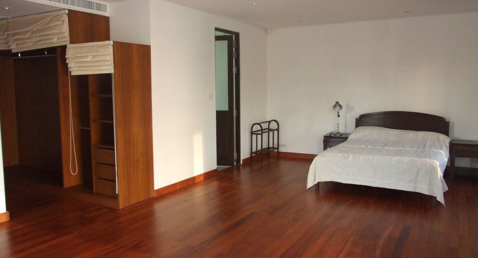 For rent 4 bedrooms villa in Watthana, Bangkok