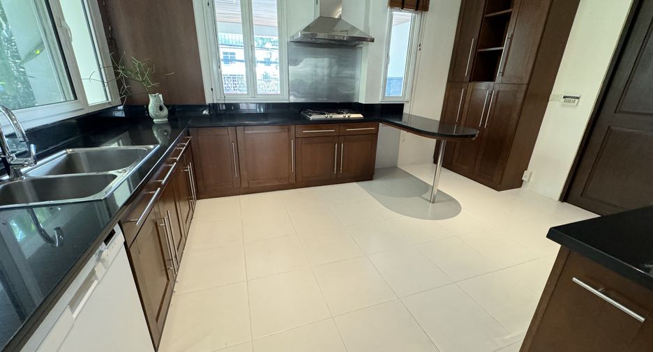 For rent 4 bedrooms villa in Watthana, Bangkok