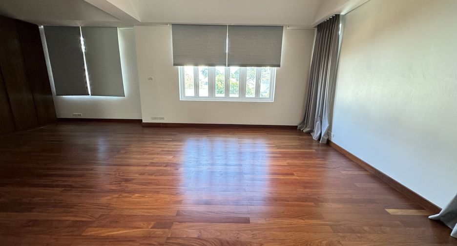 For rent 4 bedrooms villa in Watthana, Bangkok