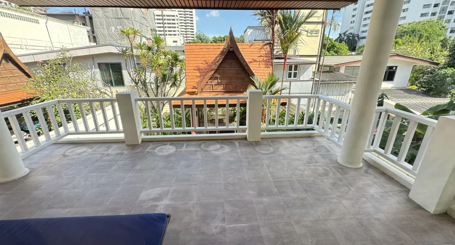 For rent 4 bedrooms villa in Watthana, Bangkok