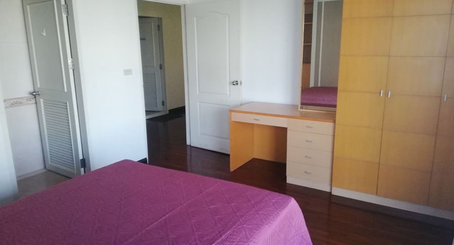 For rent 3 bedrooms condo in Phaya Thai, Bangkok