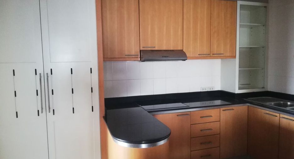 For rent 3 bedrooms condo in Phaya Thai, Bangkok