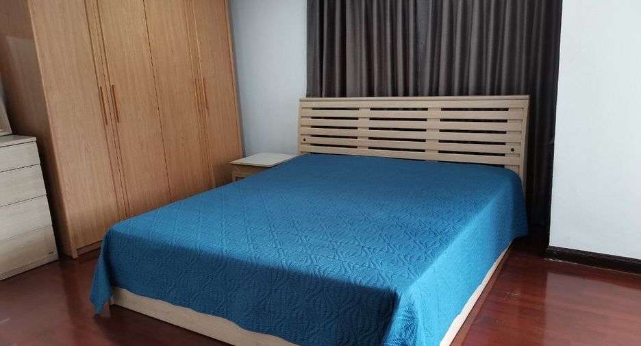 For rent 3 bedrooms condo in Phaya Thai, Bangkok