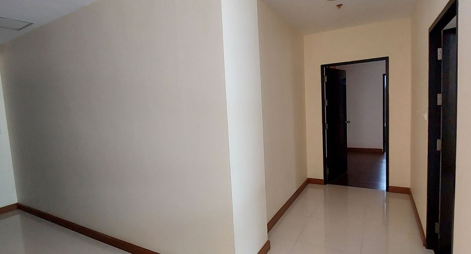 For rent 3 bedrooms apartment in Khlong Toei, Bangkok