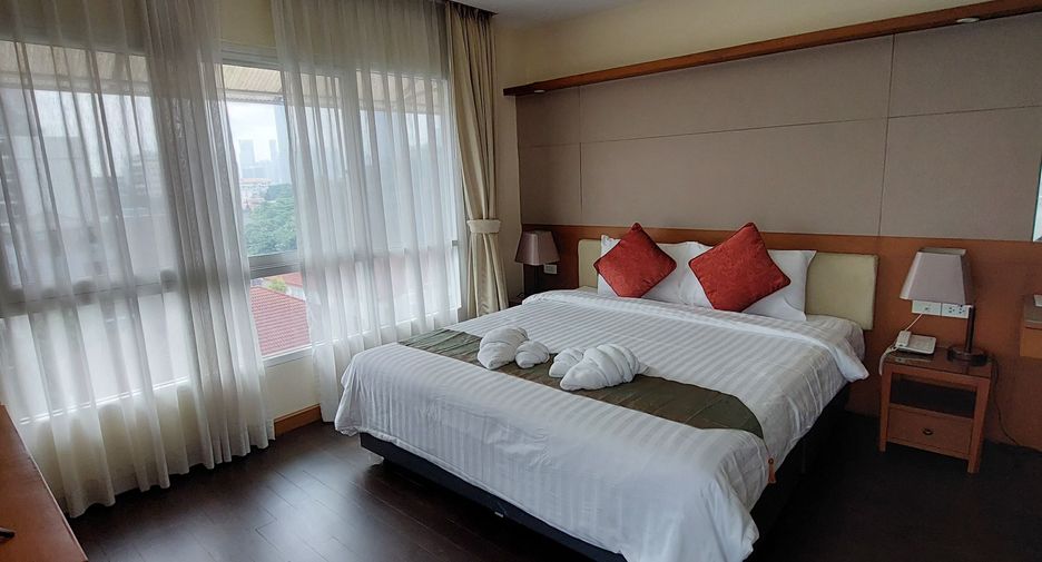 For rent 3 bedrooms apartment in Khlong Toei, Bangkok