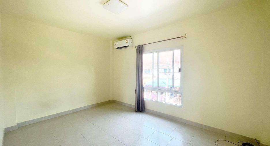 For rent 4 bedrooms townhouse in Don Mueang, Bangkok
