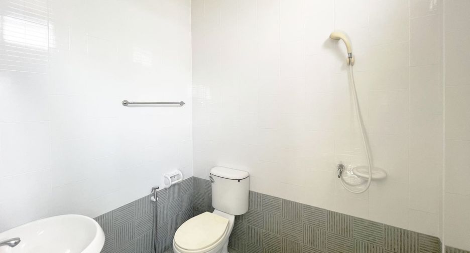 For rent 4 bedrooms townhouse in Don Mueang, Bangkok
