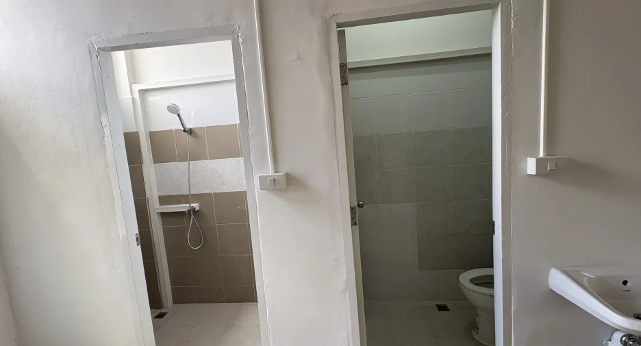 For rent 4 bedrooms retail Space in Bang Rak, Bangkok
