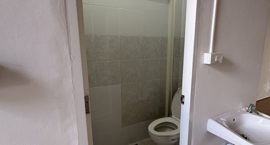 For rent 4 bedrooms retail Space in Bang Rak, Bangkok