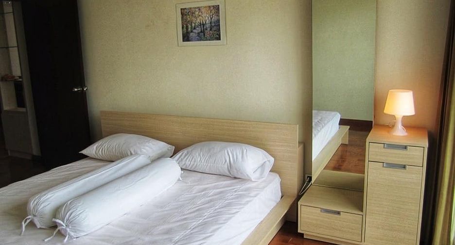 For rent 3 bedrooms condo in Sathon, Bangkok