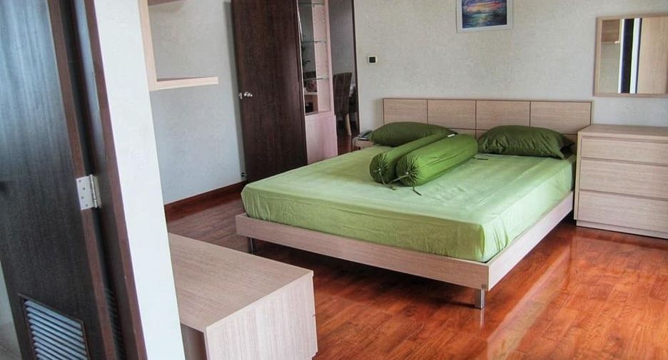 For rent 3 bedrooms condo in Sathon, Bangkok