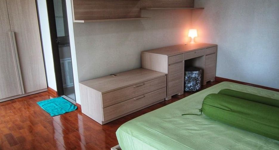 For rent 3 bedrooms condo in Sathon, Bangkok
