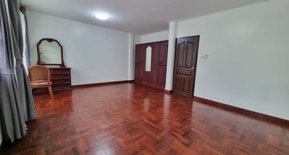 Reihenhaus zur Miete mit 4 Zimmer in Watthana, Bangkok