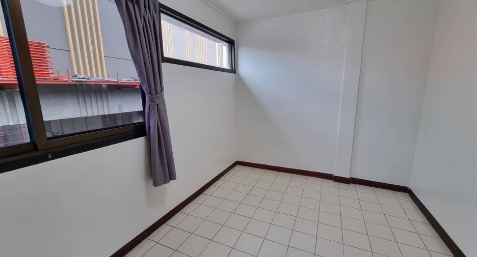 Reihenhaus zur Miete mit 4 Zimmer in Watthana, Bangkok