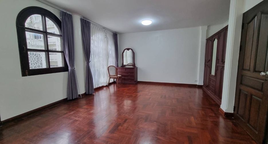 Reihenhaus zur Miete mit 4 Zimmer in Watthana, Bangkok