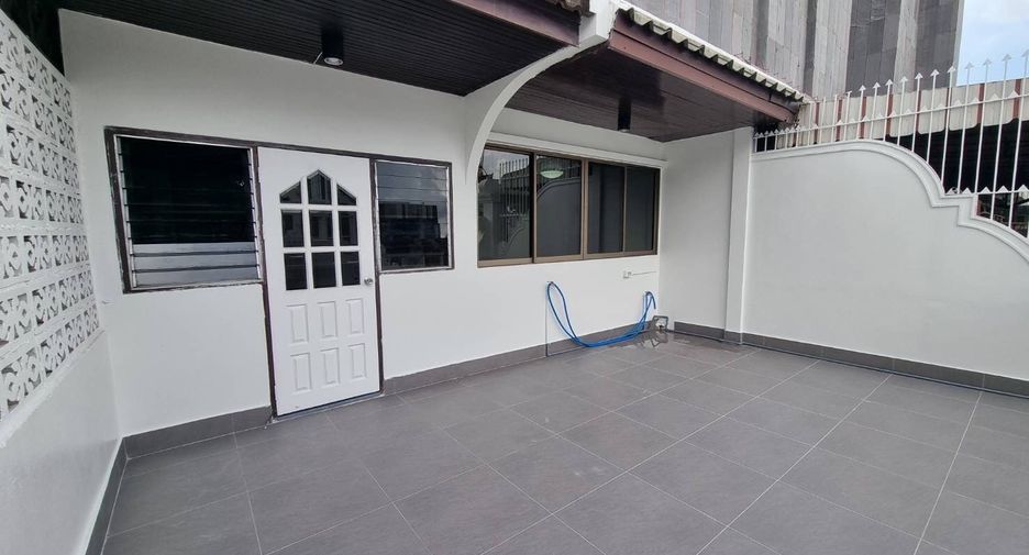 Reihenhaus zur Miete mit 4 Zimmer in Watthana, Bangkok