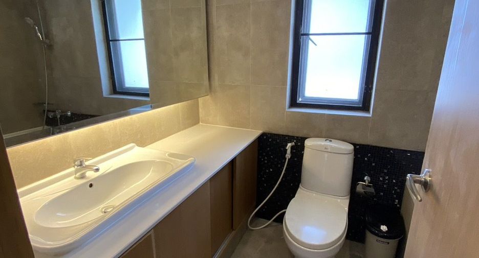 For rent 3 bedrooms condo in Khlong Toei, Bangkok