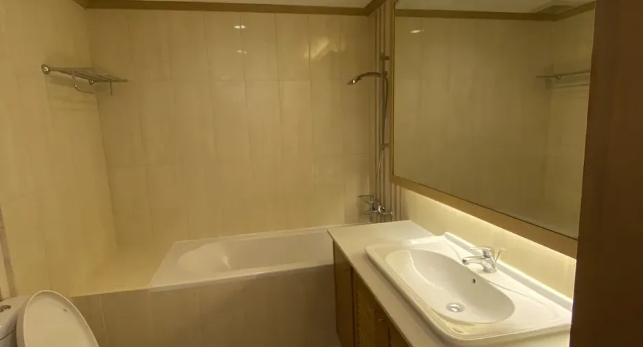 For rent 3 bedrooms condo in Khlong Toei, Bangkok