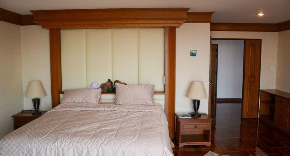 For rent 3 bedrooms condo in Watthana, Bangkok