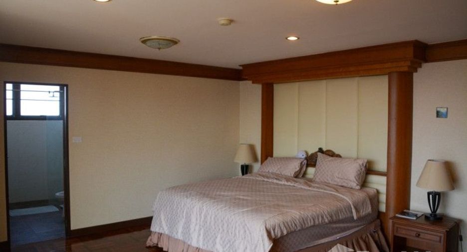 For rent 3 bedrooms condo in Watthana, Bangkok