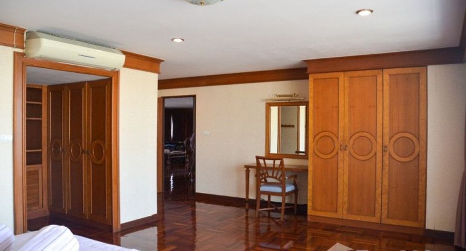 For rent 3 bedrooms condo in Watthana, Bangkok