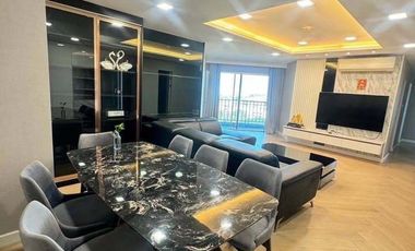Condo en alquiler de 3 habitaciones en Huai Khwang, Bangkok