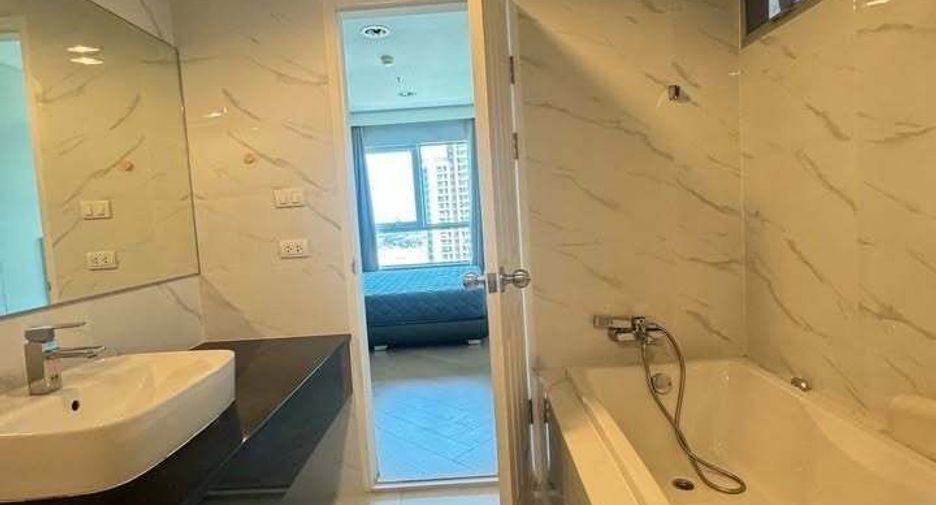 For rent 3 bedrooms condo in Huai Khwang, Bangkok