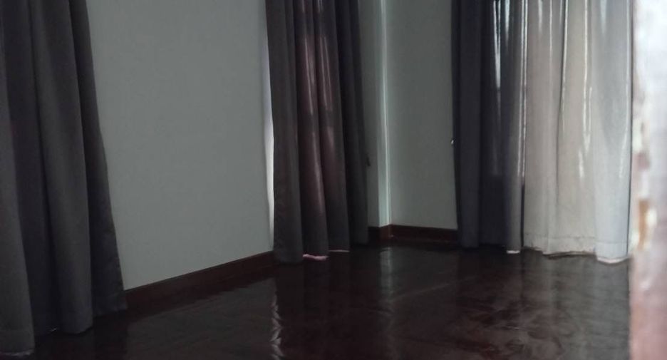 À louer 3 chambres maison de ville à Suan Luang, Bangkok