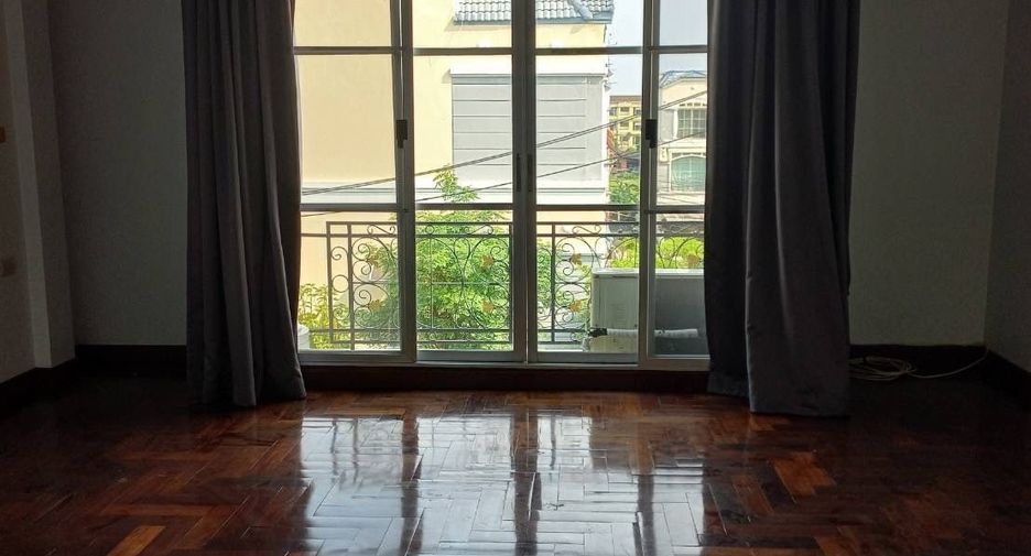 Casa adosada en alquiler de 3 habitaciones en Suan Luang, Bangkok