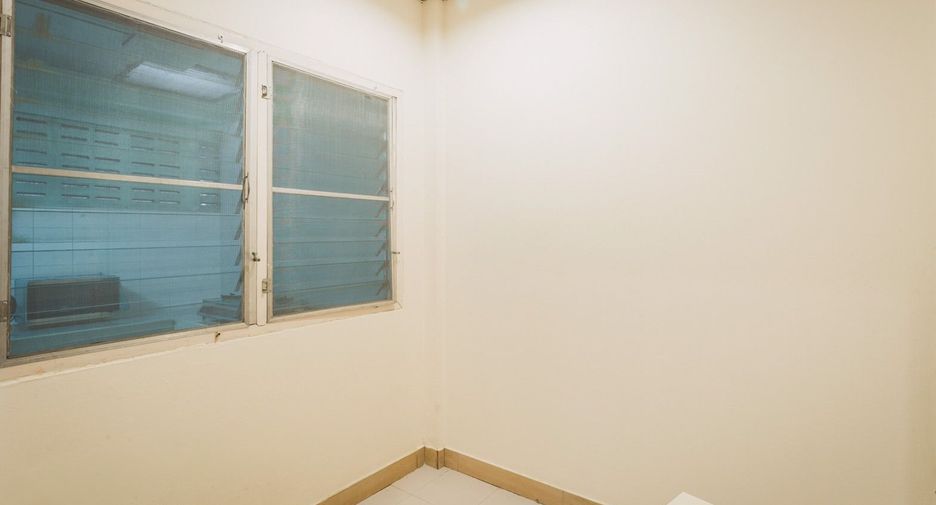 For rent 3 bedrooms townhouse in Bang Na, Bangkok