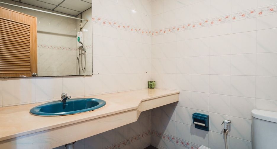 For rent 3 bedrooms townhouse in Bang Na, Bangkok