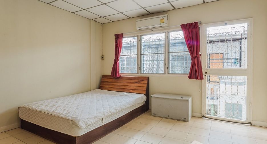 For rent 3 bedrooms townhouse in Bang Na, Bangkok