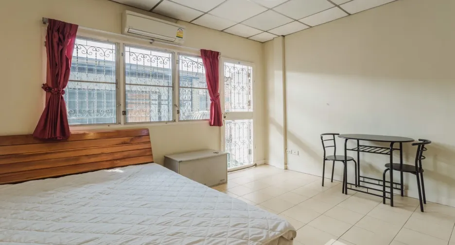 For rent 3 bedrooms townhouse in Bang Na, Bangkok