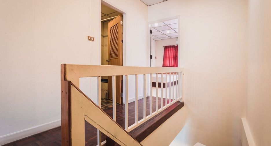 For rent 3 bedrooms townhouse in Bang Na, Bangkok