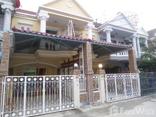 For rent 3 bedrooms townhouse in Bang Na, Bangkok