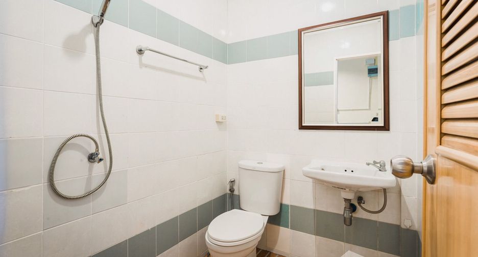 For rent 3 bedrooms townhouse in Bang Na, Bangkok
