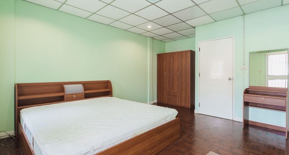 For rent 3 bedrooms townhouse in Bang Na, Bangkok