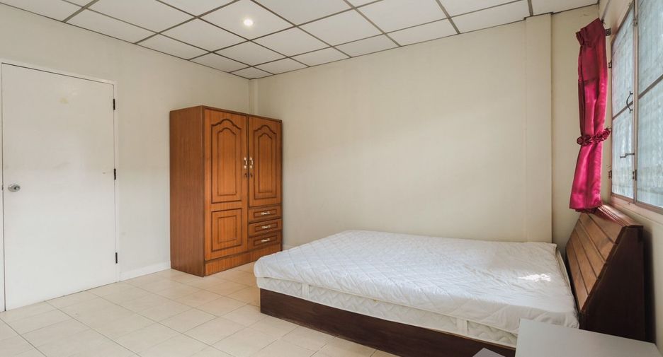 For rent 3 bedrooms townhouse in Bang Na, Bangkok