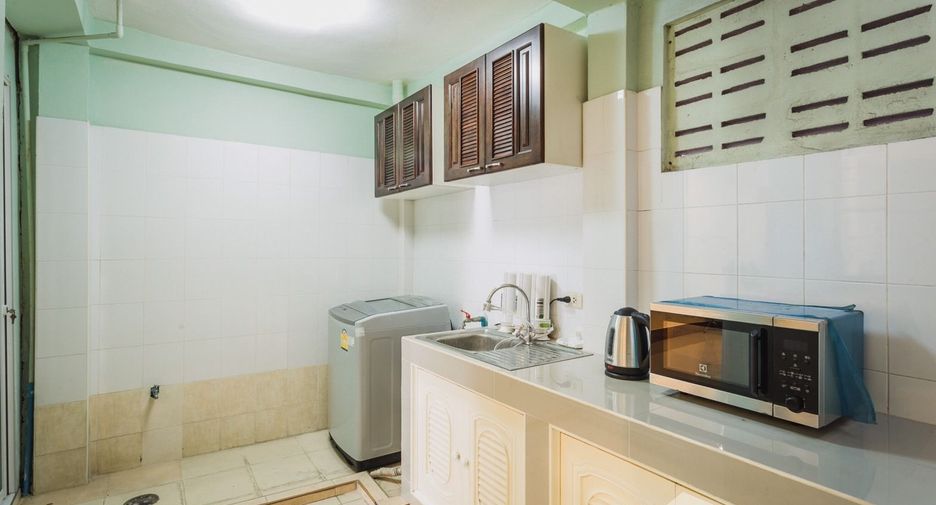 For rent 3 bedrooms townhouse in Bang Na, Bangkok