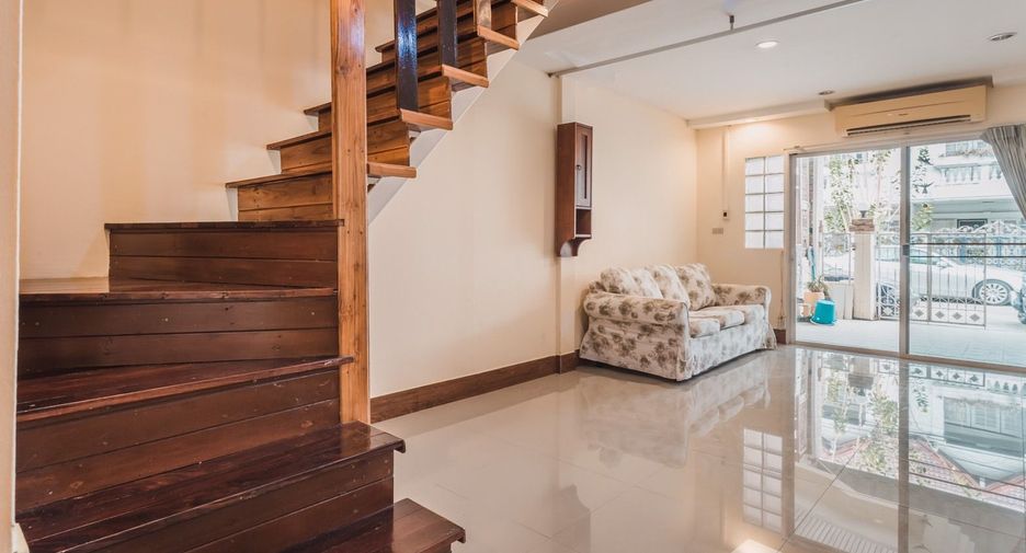 For rent 3 bedrooms townhouse in Bang Na, Bangkok