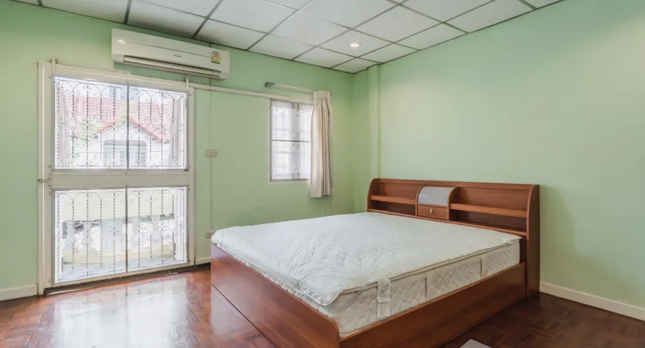 For rent 3 bedrooms townhouse in Bang Na, Bangkok