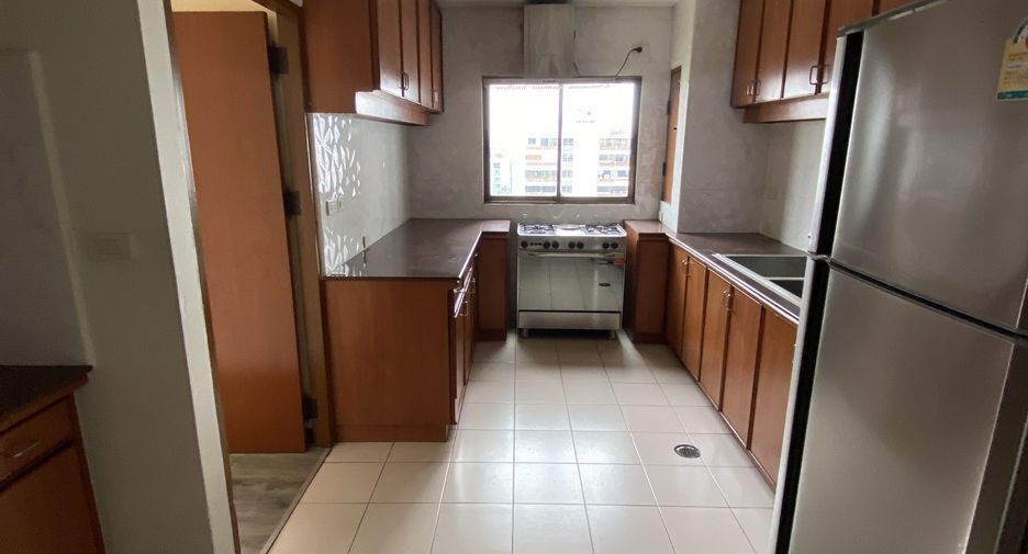 For rent 3 bedrooms apartment in Watthana, Bangkok