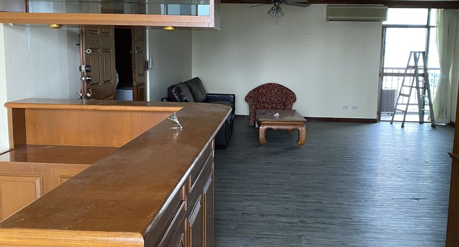 For rent 3 bedrooms apartment in Watthana, Bangkok