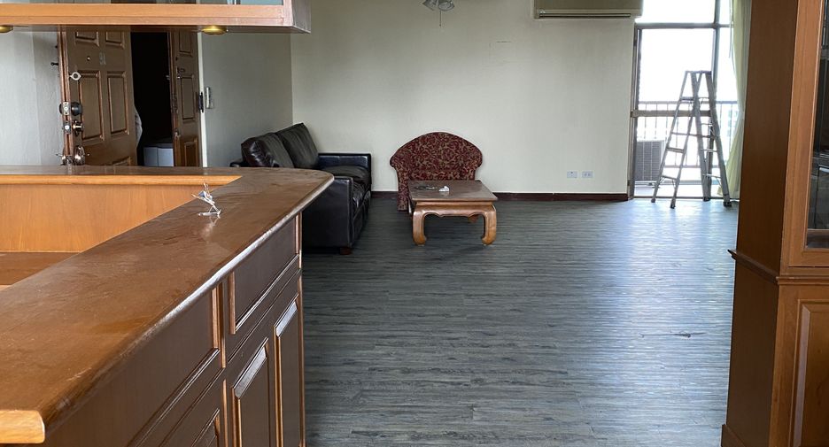 For rent 3 bedrooms apartment in Watthana, Bangkok