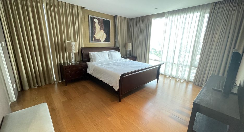 For rent 3 bedrooms condo in Khlong Toei, Bangkok