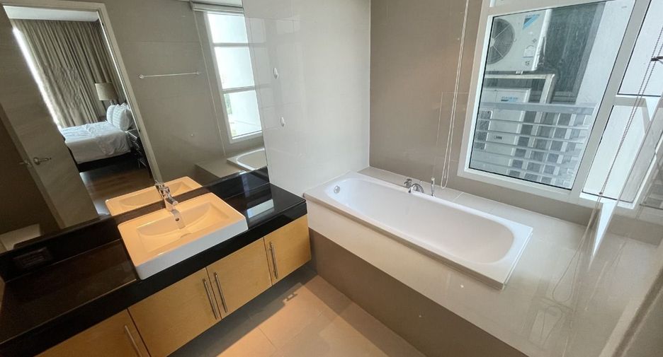 For rent 3 bedrooms condo in Khlong Toei, Bangkok