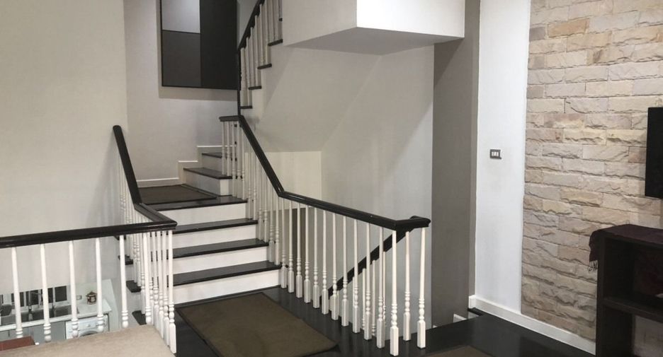 For rent 3 bedrooms townhouse in Bang Kapi, Bangkok